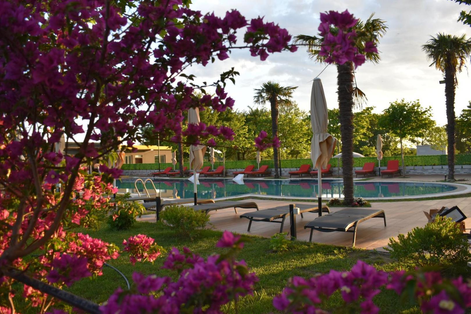 Hotel Qetesia-Te Indriti Velipoje Bagian luar foto